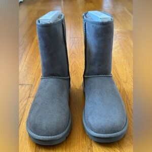 NWOB UGG Classic Boots in Gray